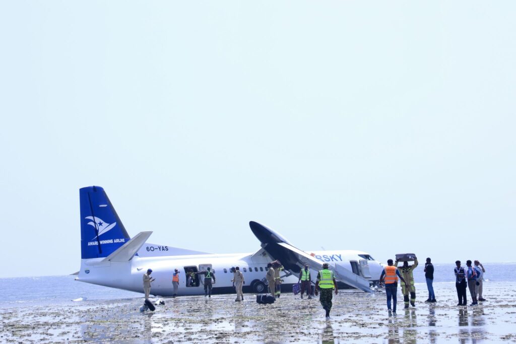 aviao-com-55-a-bordo-perde-o-controle,-sai-da-pista-e-pousa-em-praia.-video