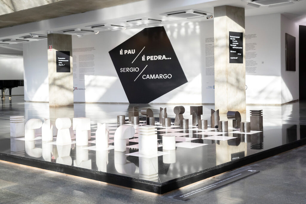 sergio-camargo-ocupa-brasilia-com-esculturas-de-luz-e-silencio