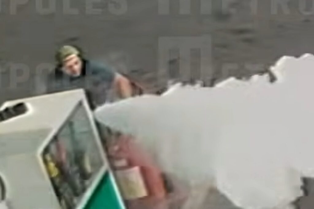 playboys-em-porsche-e-jaguar-tocam-o-terror-em-posto-de-gasolina-do-df