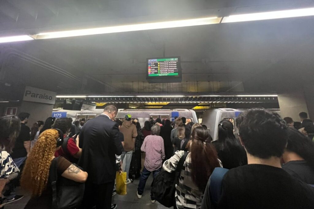com-lentidao-em-4-linhas,-passageiros-esperam-40-minutos-por-metro