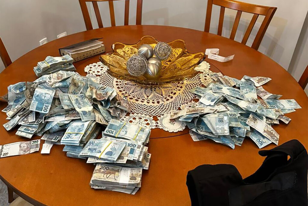 “chuva-de-dinheiro”:-saiba-quanto-tinha-na-mala-jogada-do-30o-andar-por-alvo-da-pf.-veja-video