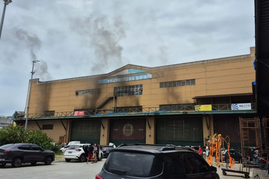 grande-rio-se-manifesta-apos-principio-de-incendio-em-barracao