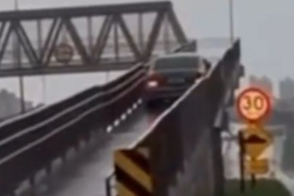motorista-perde-o-rumo-e-carro-sobe-em-passarela-de-rodovia-federal.-veja-video