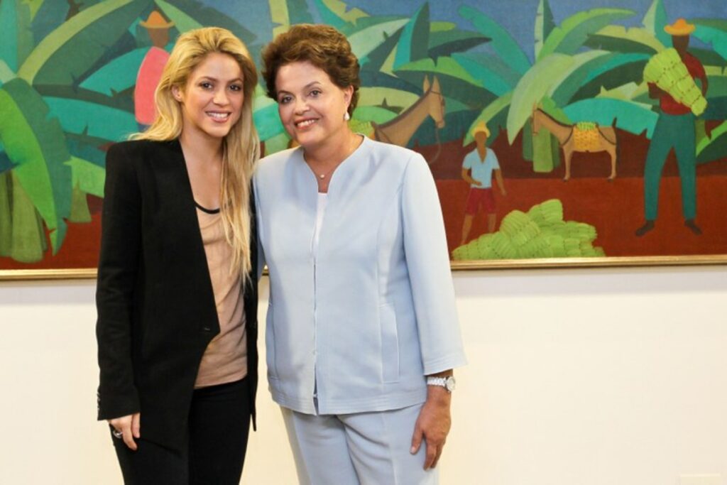 shakira-fez-show-em-brasilia-e-presenteou-dilma-rousseff;-relembre.-veja-video