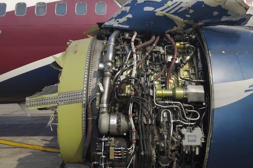 parte-de-motor-explode-e-se-solta-de-aviao-durante-voo-na-nigeria.-video