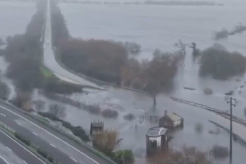 portugal:-rodovia-que-liga-lisboa-a-porto-desaba-em-meio-a-forte-chuva