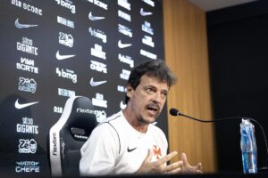 vasco:-diniz-comenta-falta-de-efetividade-no-ataque-e-lamenta-derrota