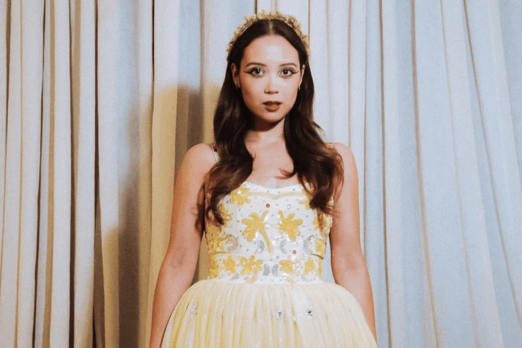 confirmada-no-brasil,-laufey-encanta-com-looks-de-contos-de-fadas