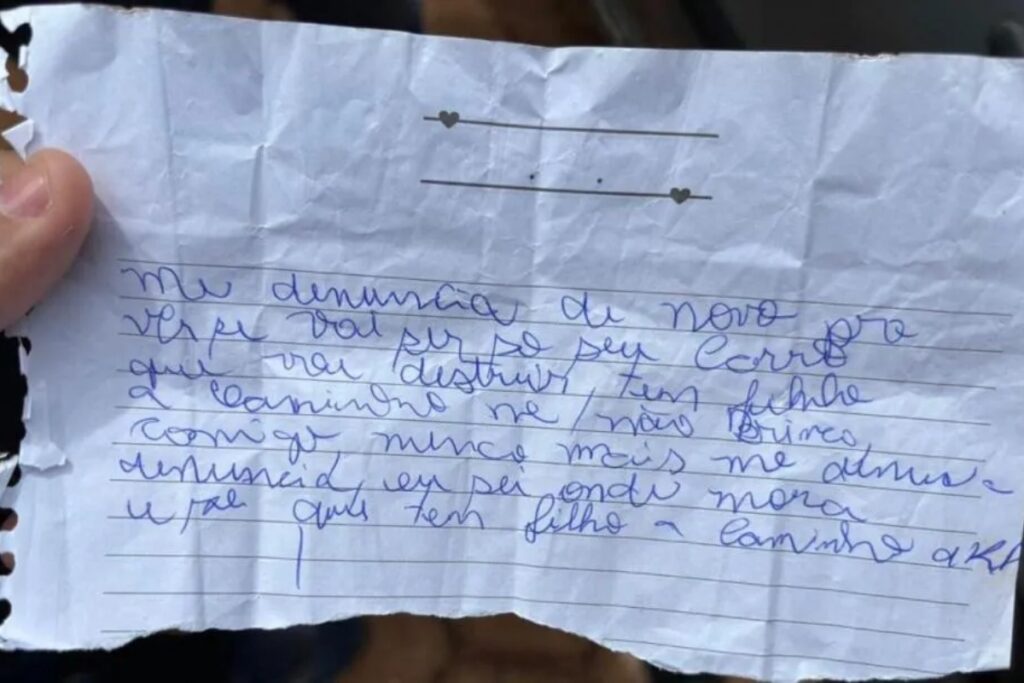 mulher-quebra-carro-de-vizinho-e-ameaca-bebe:-“nao-brinca-comigo”