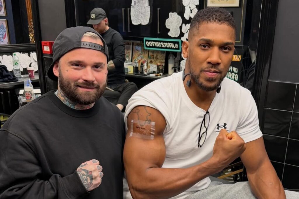anthony-joshua-faz-tatuagem-em-homenagem-a-amigos-falecidos-na-nigeria