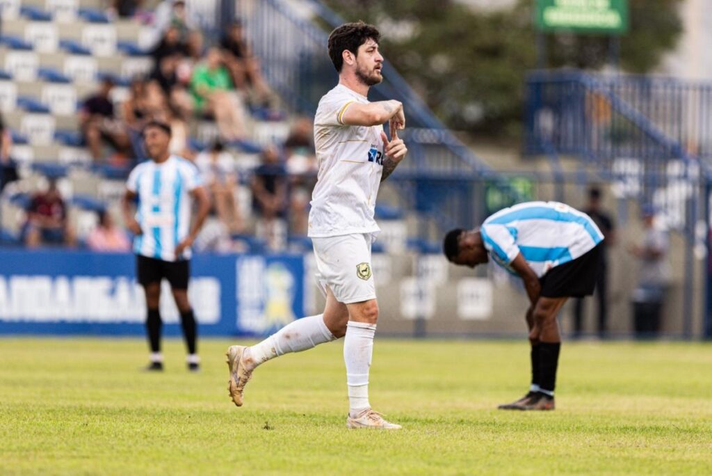 candangao:-com-tres-gols-anulados,-samambaia-vence-e-volta-ao-g4