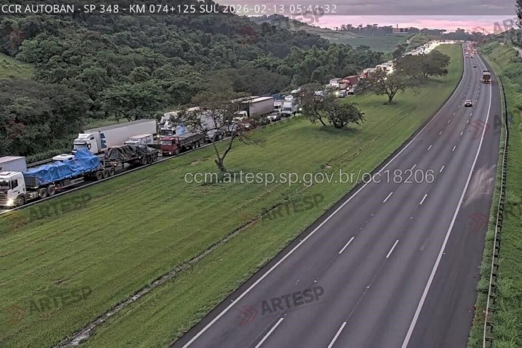 acidente-com-caminhao,-carro-e-moto-bloqueia-trecho-da-bandeirantes