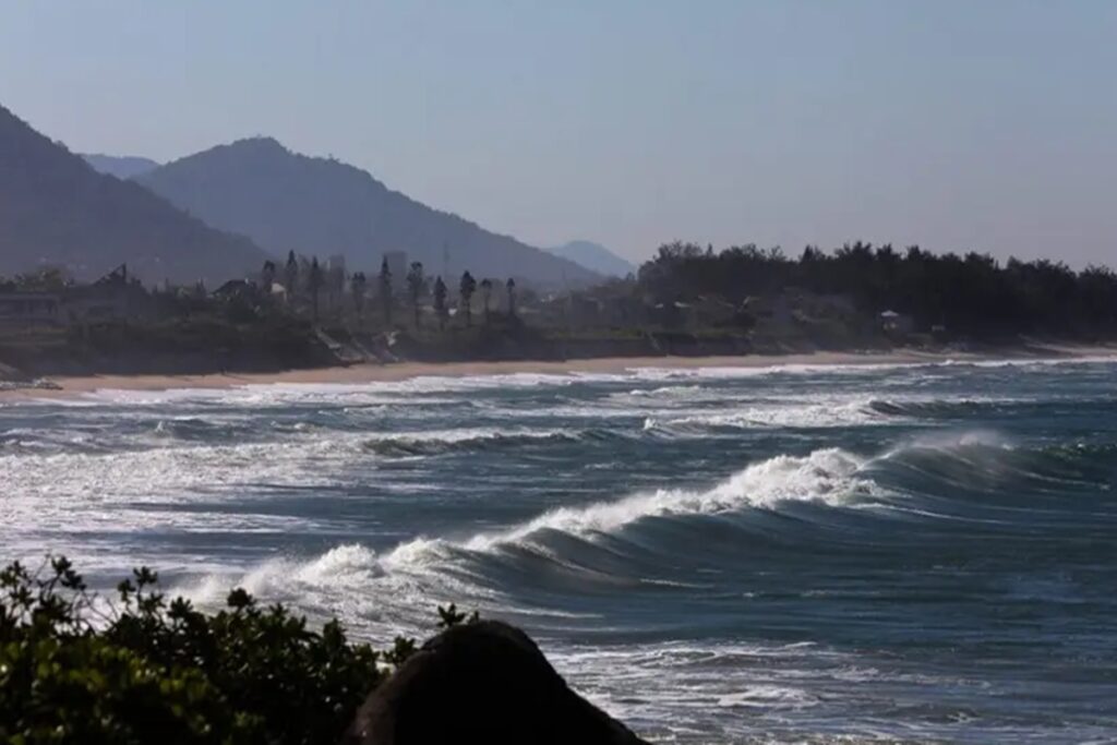 homem-e-atingido-por-serie-de-ondas-e-morre-afogado-em-florianopolis