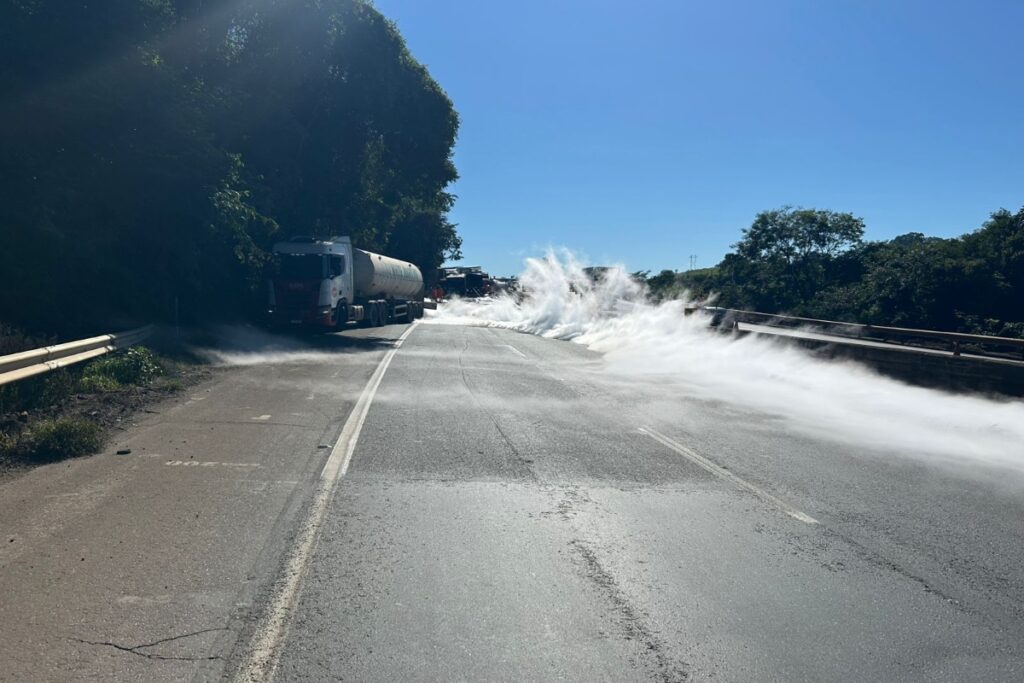 acidente-com-3-veiculos-e-vazamento-de-gas-mata-motorista-em-mg