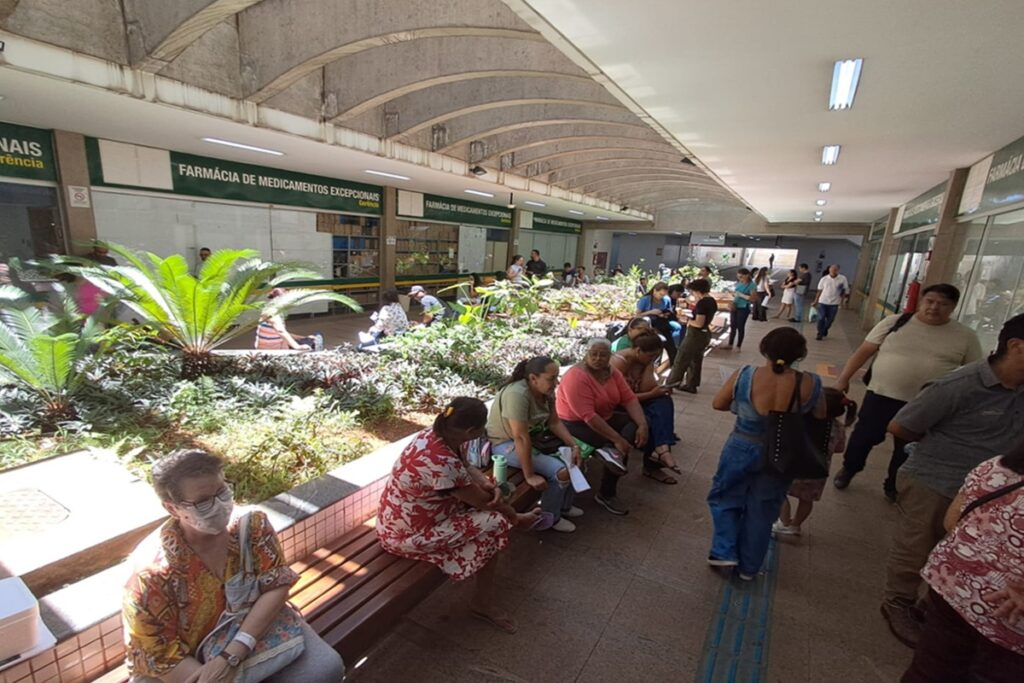 Pacientes relatam demora extrema em Farmácia de Alto Custo no DF: “Caótico”. Veja vídeo pacientes-relatam-demora-extrema-em-farmacia-de-alto-custo-no-df:-“caotico”.-veja-video