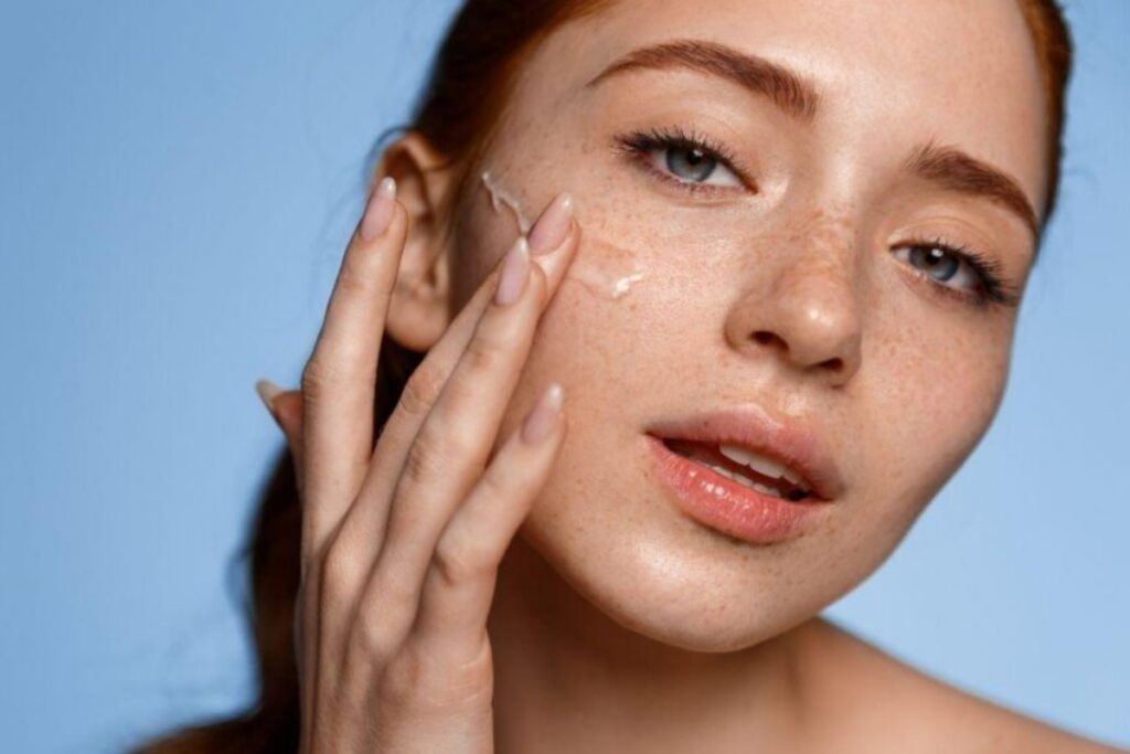 Até fixa o perfume na pele! 6 usos inesperados da vaselina na beleza ate-fixa-o-perfume-na-pele!-6-usos-inesperados-da-vaselina-na-beleza