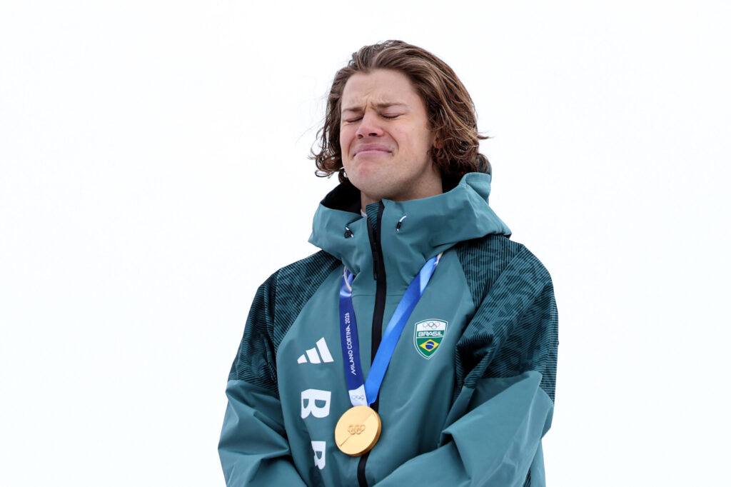 olimpiadas-de-inverno:-lucas-pinheiro-se-emociona-com-hino-do-brasil.-veja-video