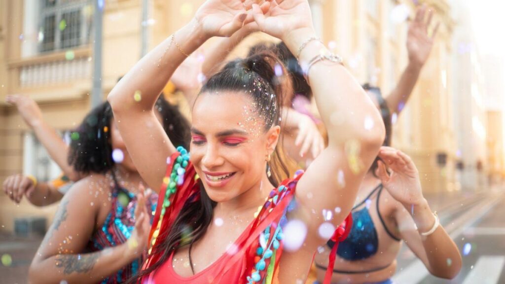 medica-ensina-tatica-“simples”-para-remover-a-maquiagem-de-carnaval