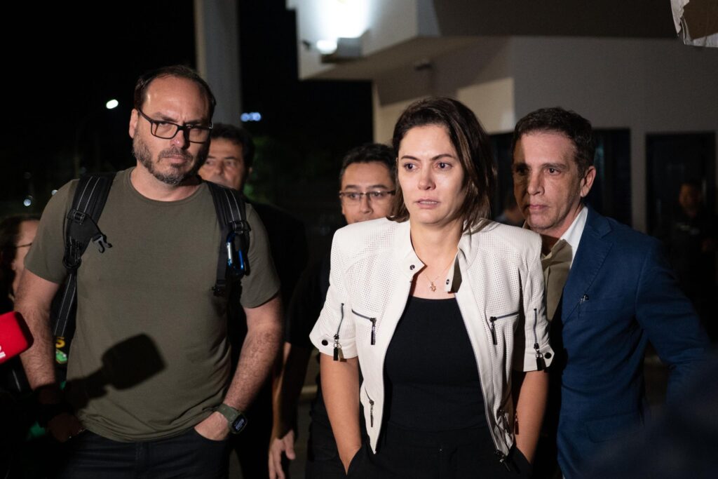 “minha-senadora”,-diz-carlos-sobre-michelle-bolsonaro-candidata-no-df