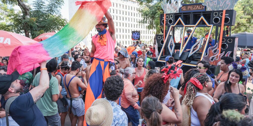 Bloco Aparelhinho celebra 15 anos de carnaval em Brasília bloco-aparelhinho-celebra-15-anos-de-carnaval-em-brasilia