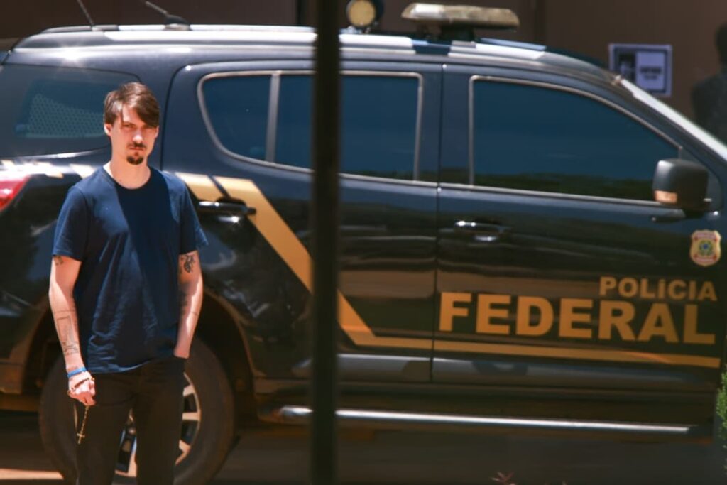 jair-renan-visita-bolsonaro-na-prisao:-“levei-alguns-livros”