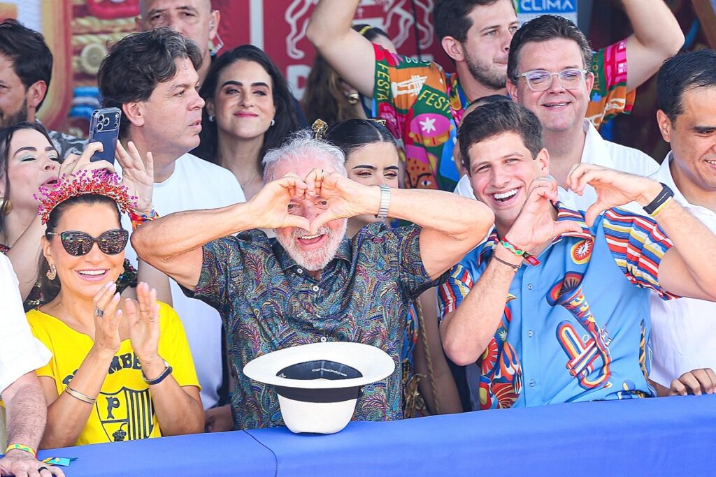 paulo-vieira-interpretara-lula-na-sapucai-em-carro-sobre-greve