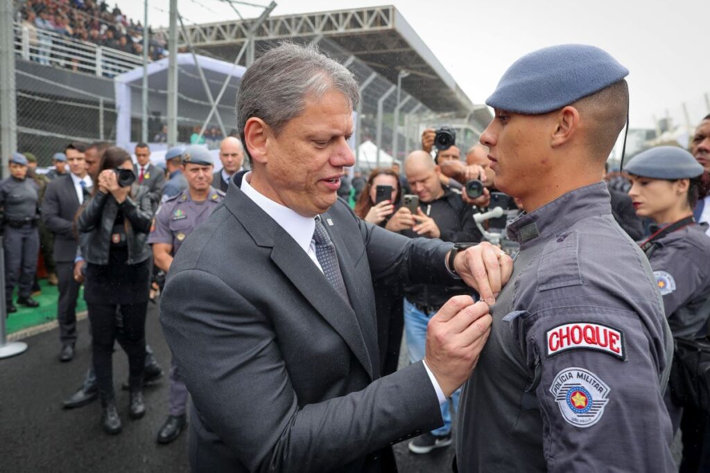 Tarcísio faz samba-enredo para enaltecer policiais no Carnaval de SP tarcisio-faz-samba-enredo-para-enaltecer-policiais-no-carnaval-de-sp