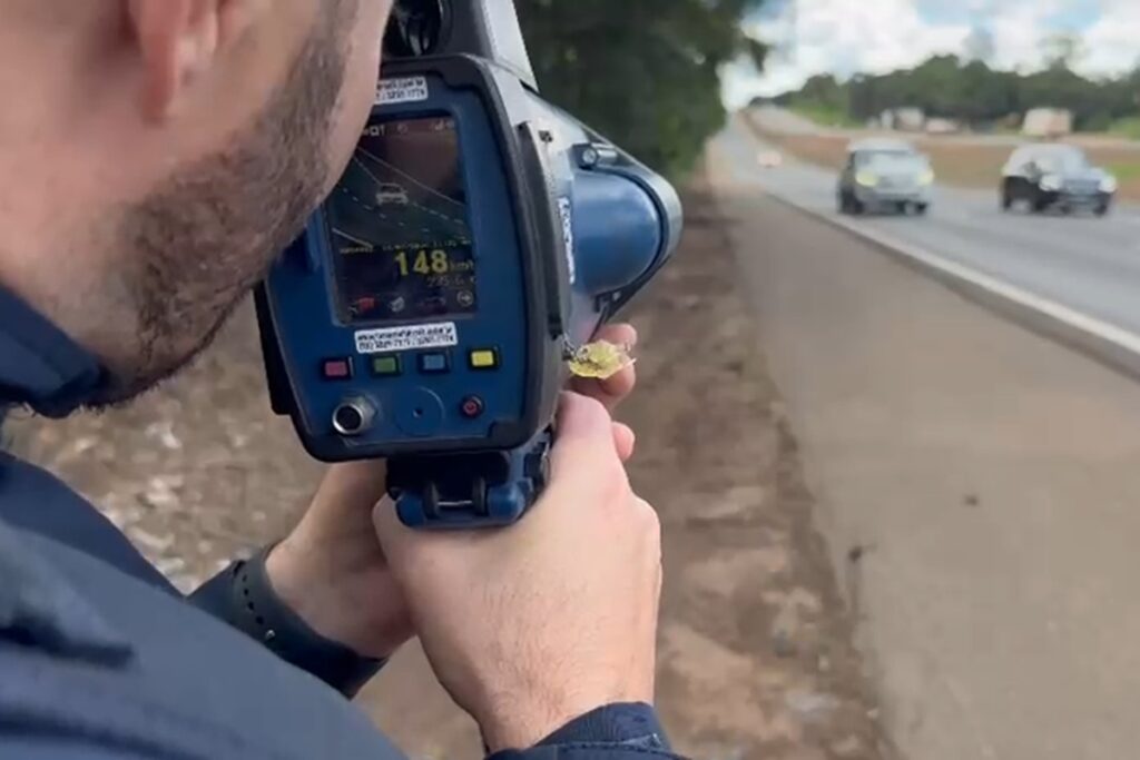 motoristas-sao-flagrados-pela-prf-a-mais-de-150-km/h-na-br-060.-video