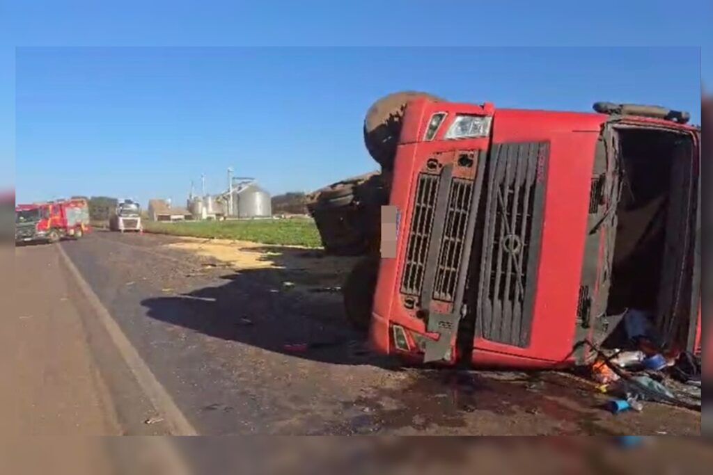 carreta-tomba,-esmaga-carro-e-mata-motorista-na-br-452,-em-goias.-veja-video