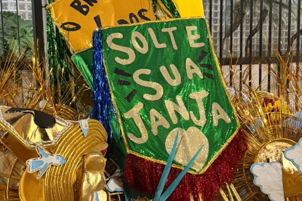“solte-sua-janja”,-diz-fantasia-de-escola-que-homenageia-lula-no-rio