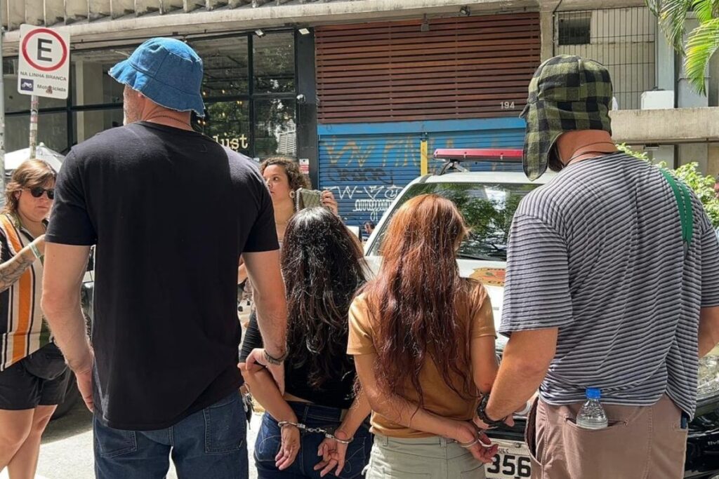 policia-usa-fantasia-do-chaves-para-prender-suspeitos-em-blocos-de-sp.-video