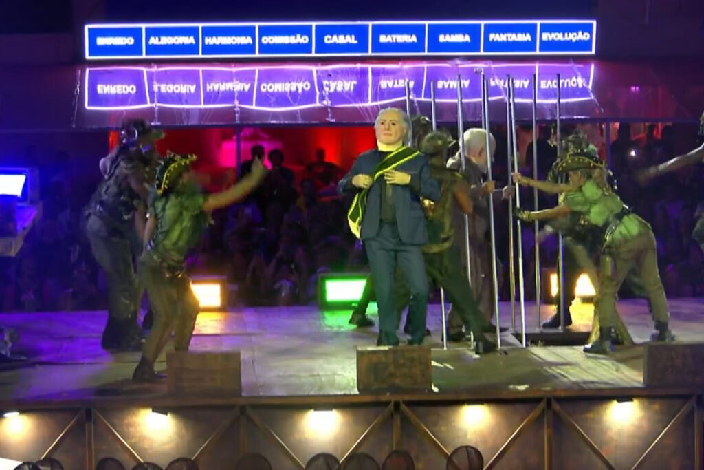 lula-na-sapucai:-desfile-apresenta-temer-“roubando”-faixa-de-dilma