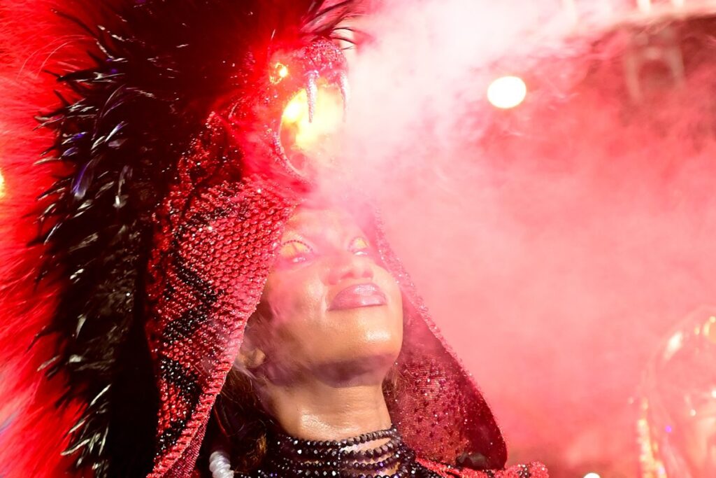 iza-homenageia-ney-matogrosso-com-fantasia-que-solta-fumaca:-veja