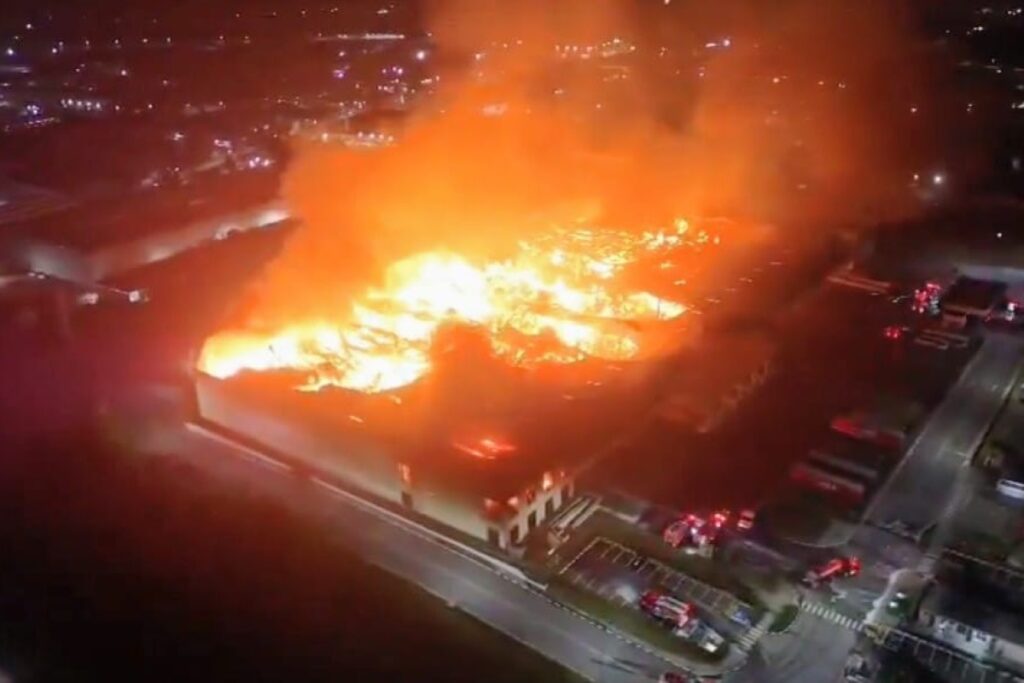 bombeiros-atravessam-a-madrugada-combatendo-incendio-em-aruja-(sp).-video