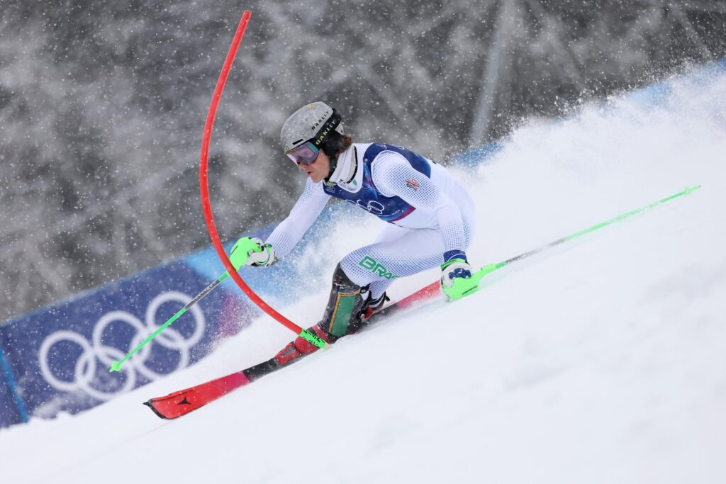 veja-queda-que-tirou-lucas-pinheiro-da-briga-por-medalha-no-slalom