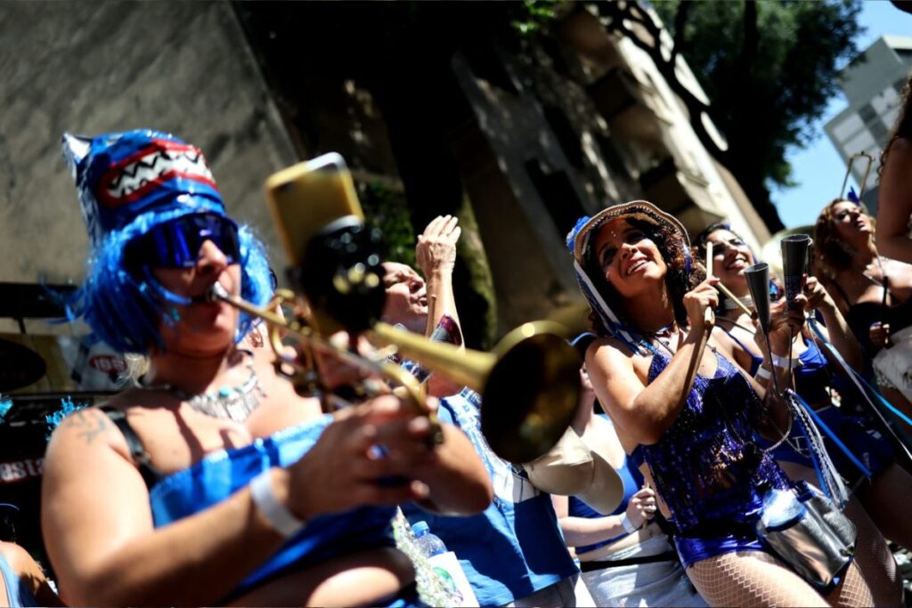 carnaval-sp:-charanga-do-franca-transforma-santa-cecilia-em-fanfarra.-video