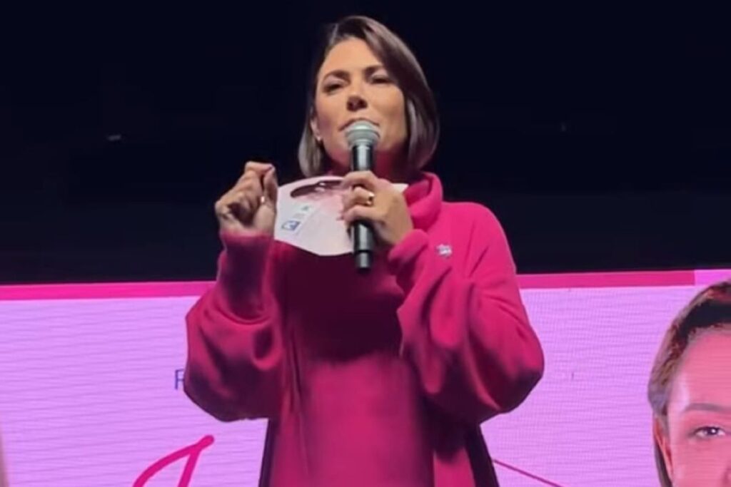 michelle-critica-desfile-com-latas-na-sapucai:-“fe-exposta-a-escarnio”