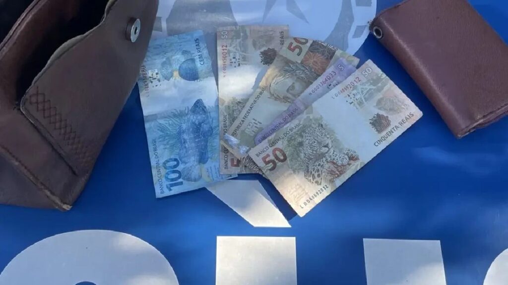 ladra-nao-perdoa-nem-a-amiga-e-furta-r$-250-presos-na-capa-de-celular