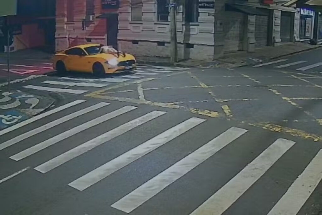 veja-quando-homem-joga-mustang-contra-a-ex-e-dirige-com-ela-no-capo.-video