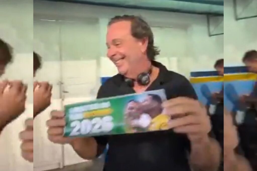 ex-ministro-de-bolsonaro-distribui-adesivos-pro-flavio-no-carnaval