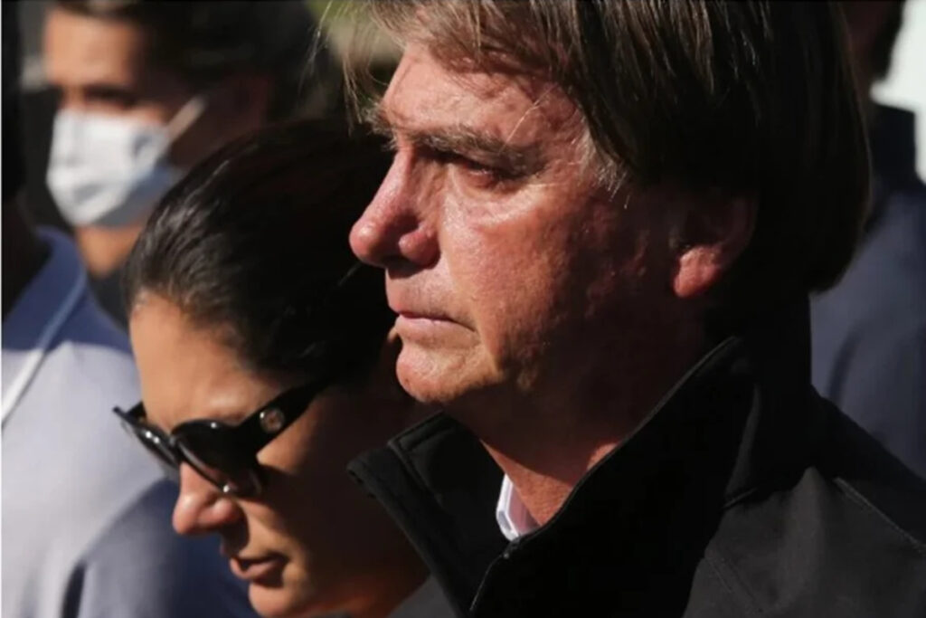 bolsonaro-passou-mal-e-esta-em-observacao,-diz-carlos