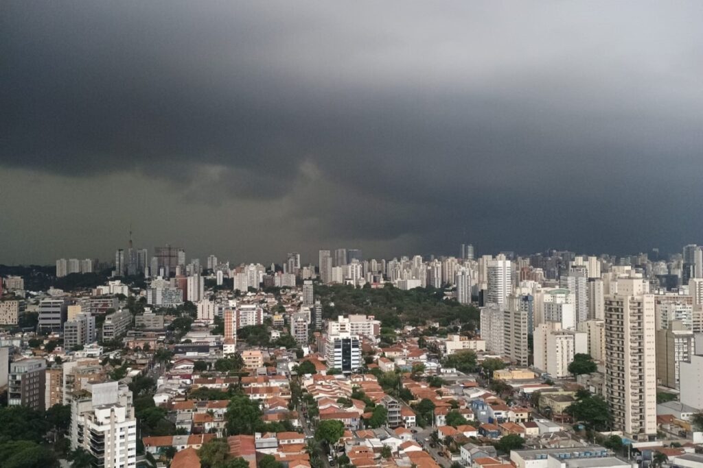 temporal-causa-alagamento-e-deixa-mais-de-90-mil-sem-luz-na-grande-sp