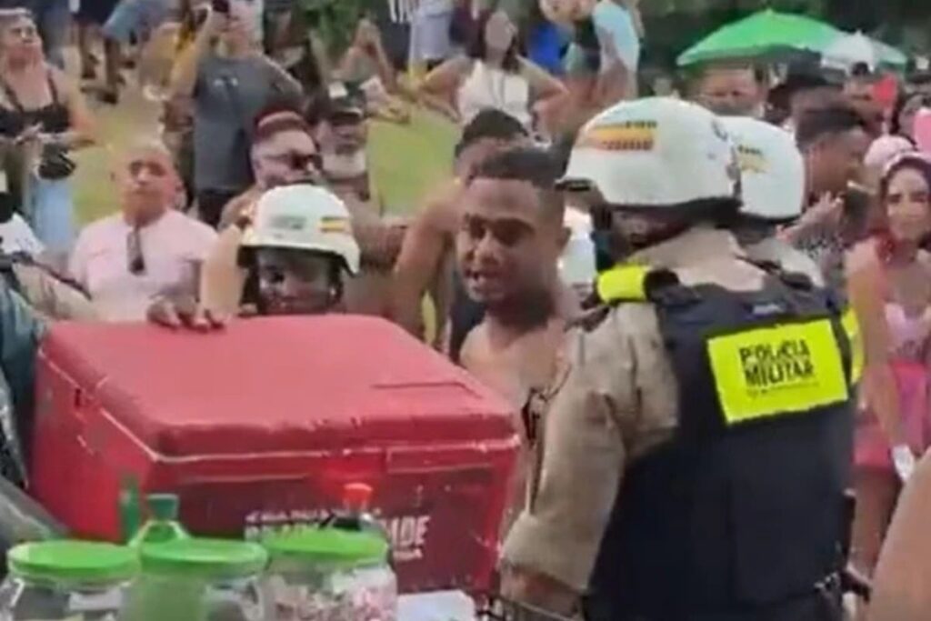 ex-jogador-do-vitoria-e-preso-ao-xingar-pm-em-bloco-do-carnaval-de-bh