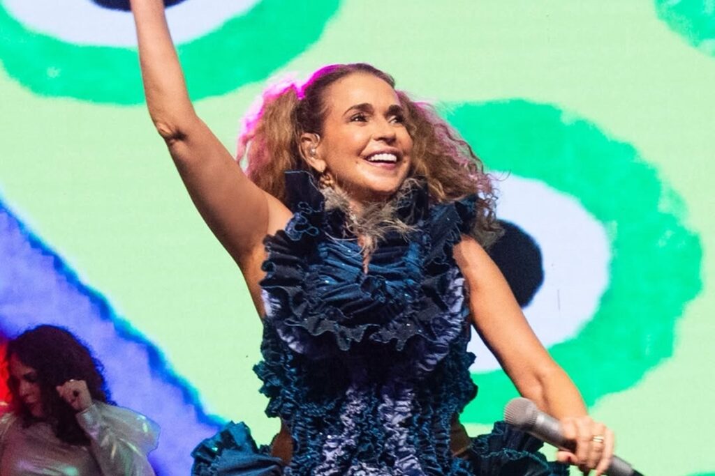 daniela-mercury-canta-com-gil-e-caetano-veloso-em-salvador-e-emociona.-veja-o-video
