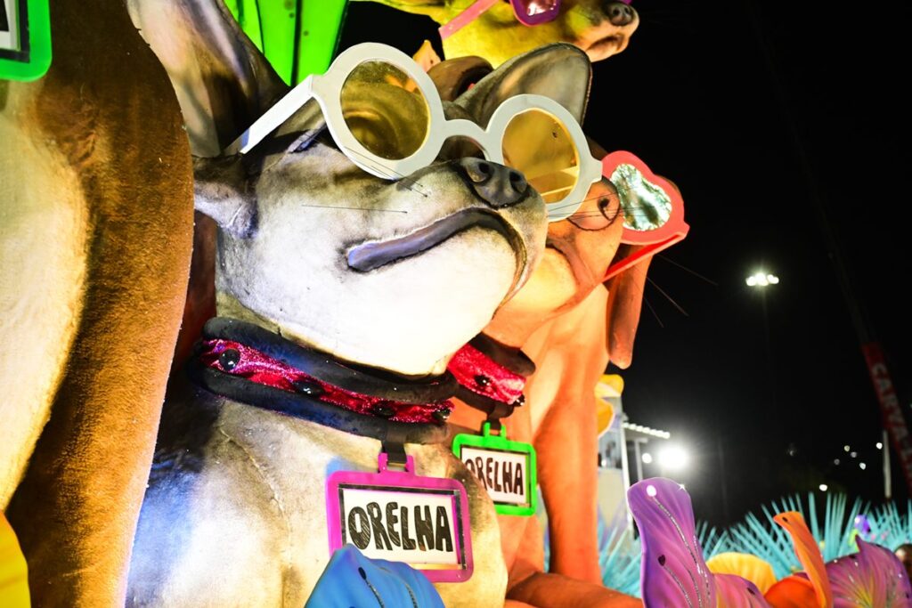 na-sapucai,-mocidade-de-padre-miguel-relembra-caso-do-cao-orelha.-veja-o-video