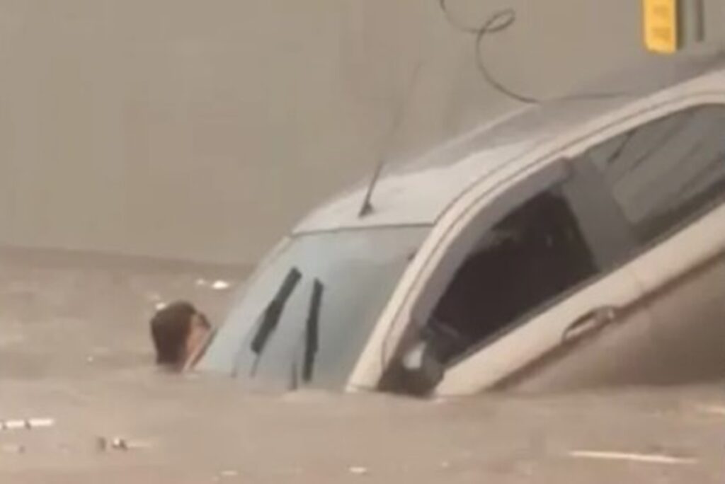 sp:-temporal-deixa-pessoas-ilhadas-e-mulher-precisa-se-agarrar-a-carro.-video