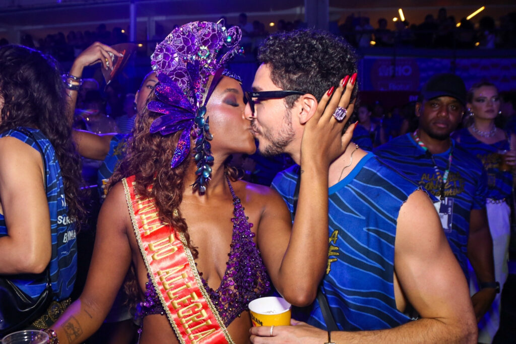 iza-e-joao-vitor-silva-se-beijam-na-sapucai-e-assumem-romance