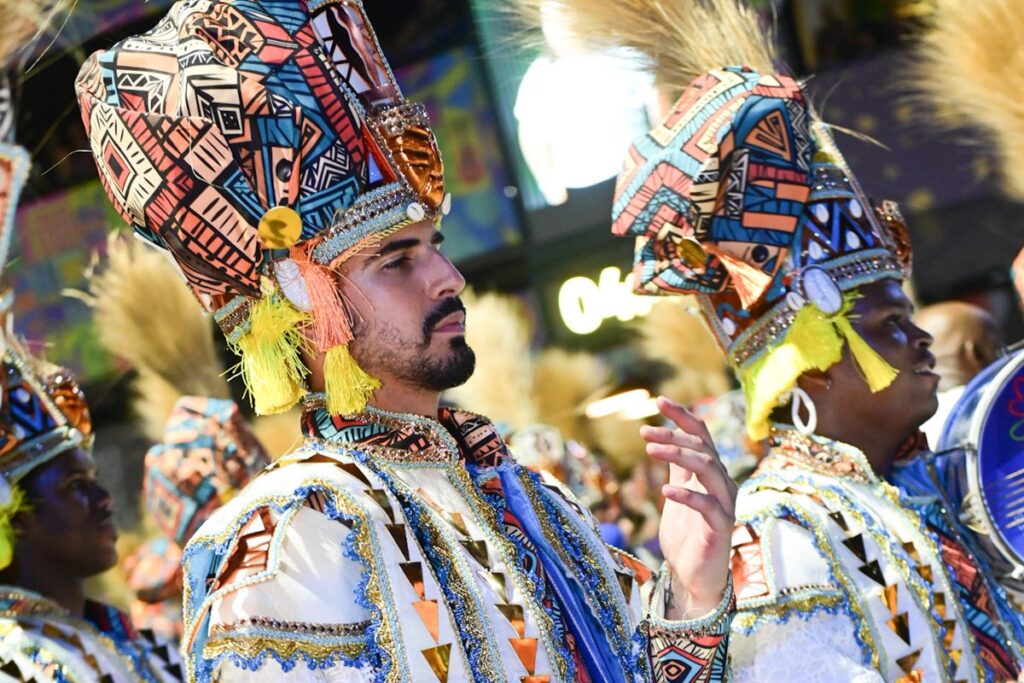 enzo-celulari-desfila-com-a-beija-flor-e-recebe-apoio-de-claudia-raia