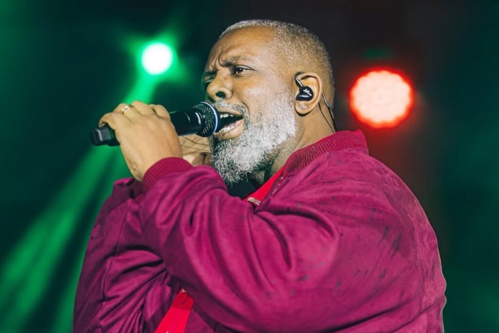 pericles-reage-apos-chaiany-dizer-que-ele-foi-homenageado-pela-portela