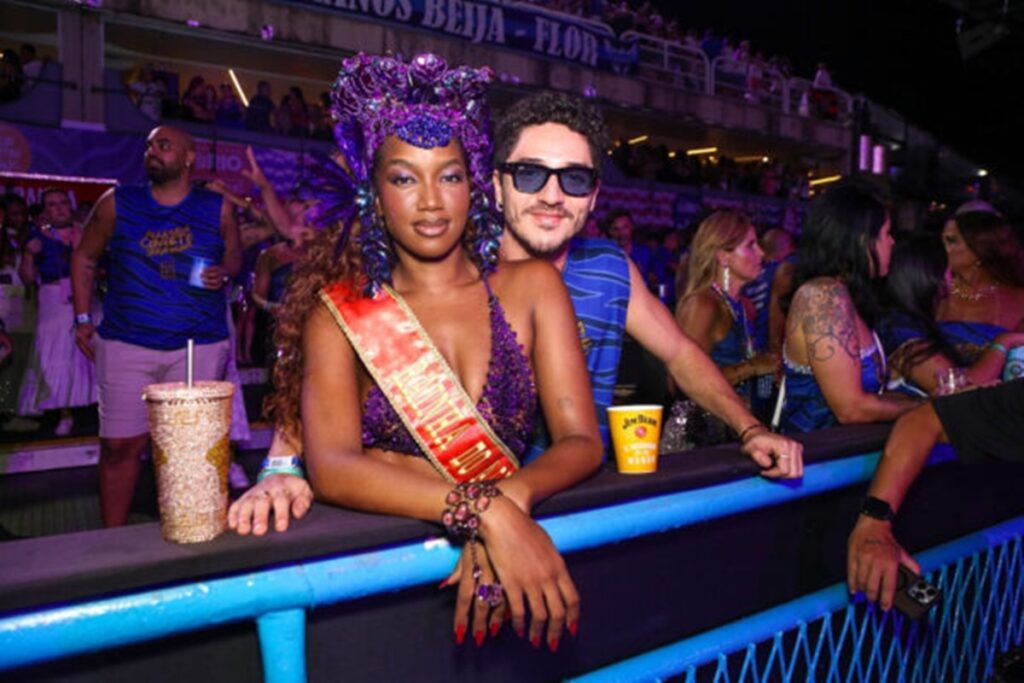 fotos:-veja-o-beijao-que-iza-deu-no-novo-namorado,-joao-vitor-silva